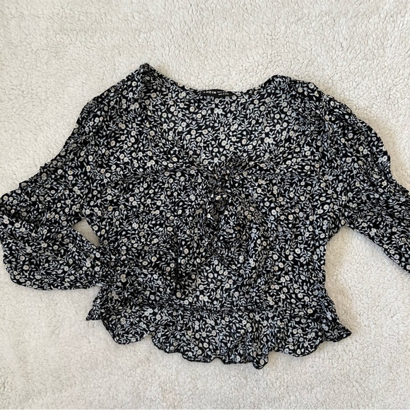 Tie Front Floral Top  Shein - Picture 4 of 7